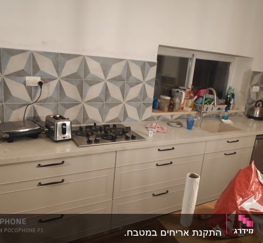 מטבח עם אריחים חדשים, כיור וברז מותקנים